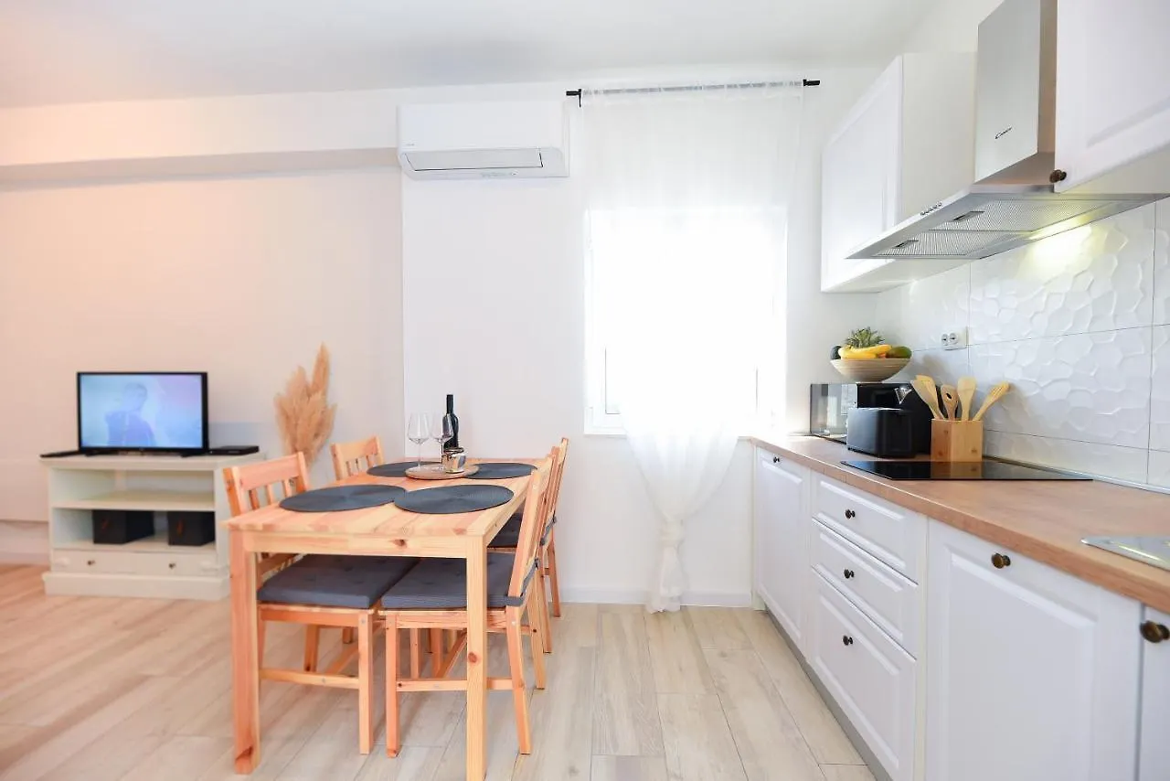 Apartman U Atraktivnoj Kuci U Nizu S Garazom Ljubac  Ljubac (Zadar)