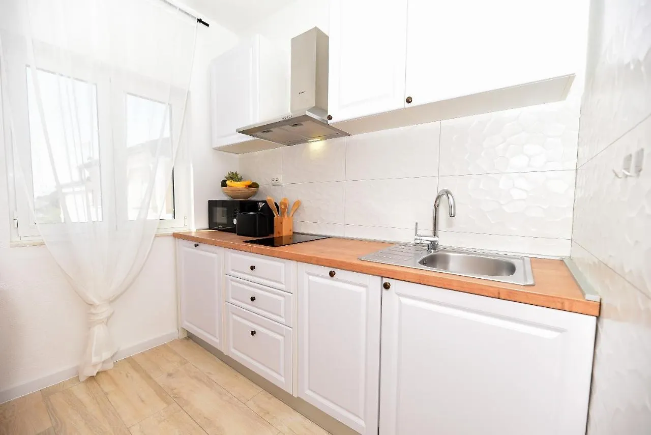 Apartman U Atraktivnoj Kuci U Nizu S Garazom Ljubac  Holiday home