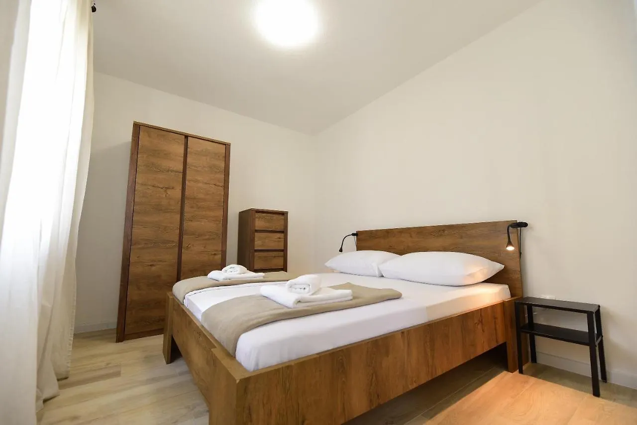 Apartman U Atraktivnoj Kuci U Nizu S Garazom Ljubac  Holiday home Ljubac (Zadar)