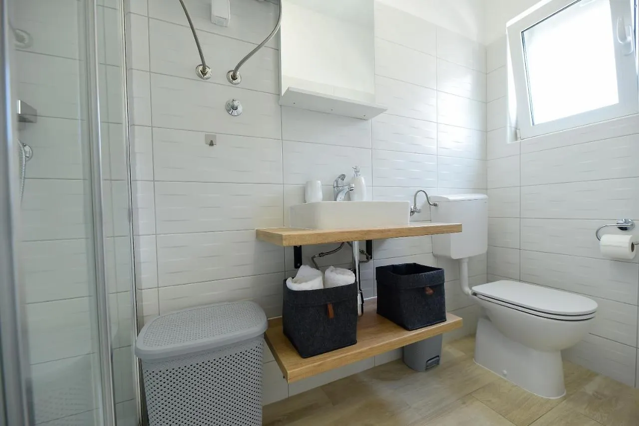 Holiday home Apartman U Atraktivnoj Kuci U Nizu S Garazom Ljubac  Croatia