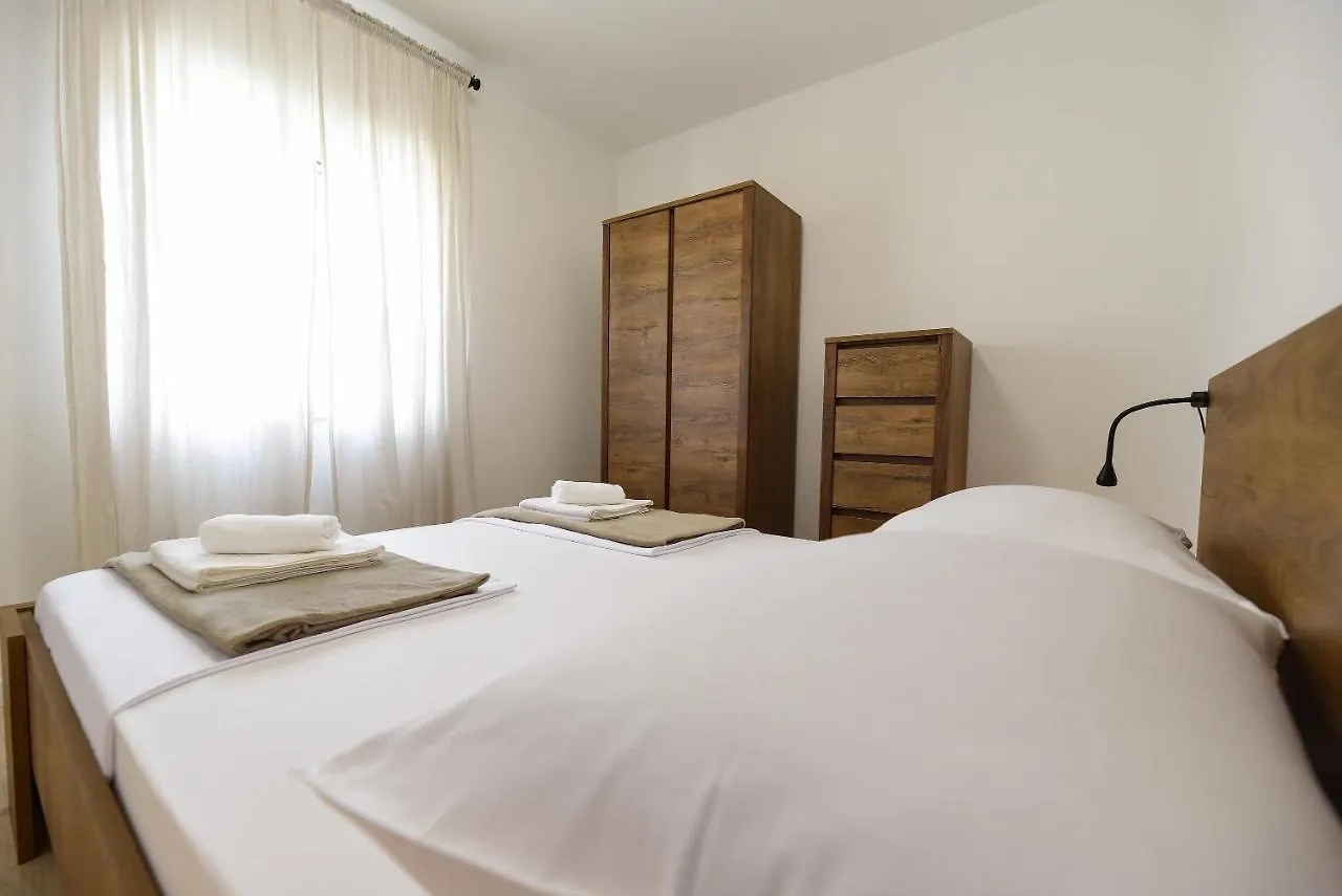 Holiday home Apartman U Atraktivnoj Kuci U Nizu S Garazom Ljubac