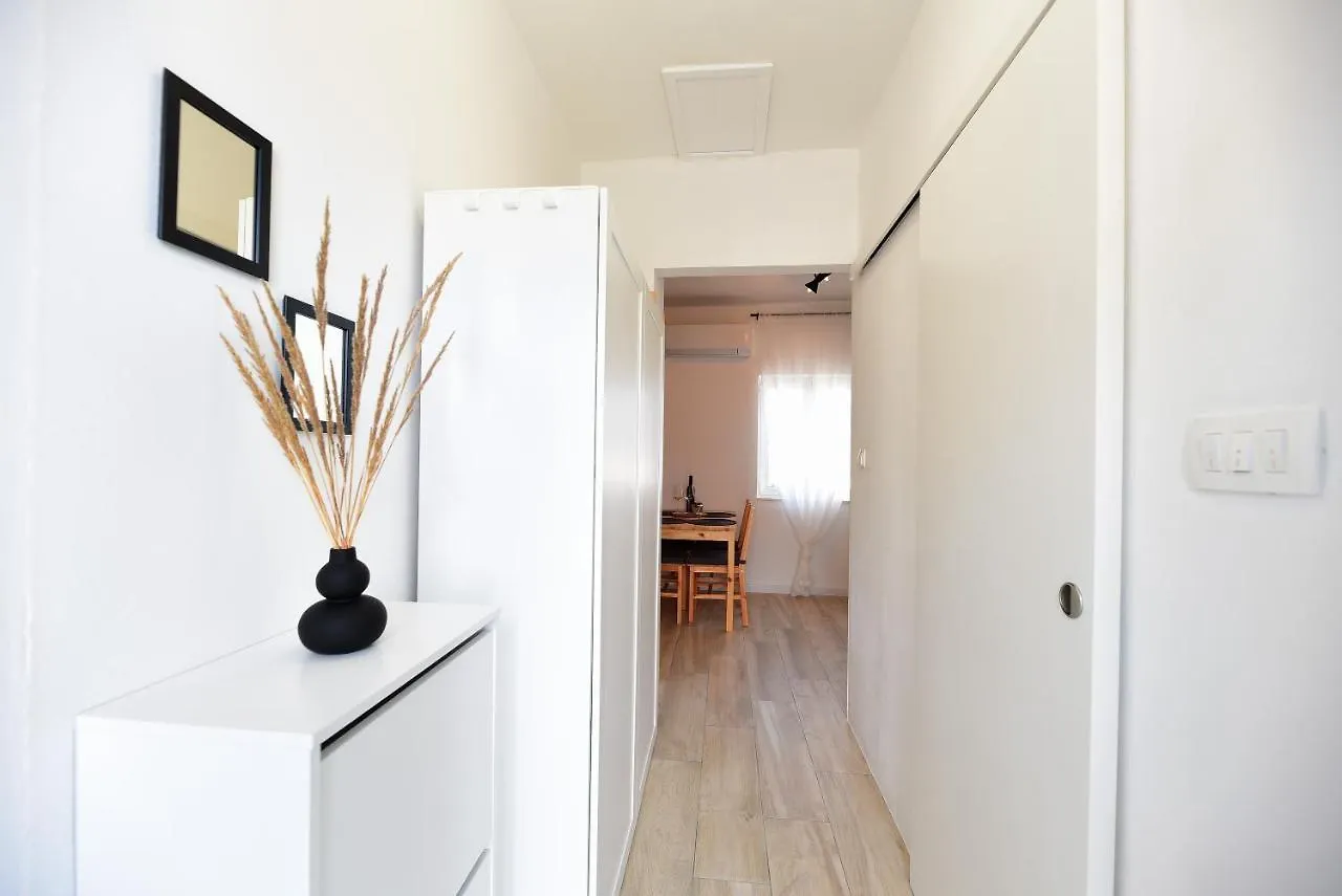 Apartman U Atraktivnoj Kuci U Nizu S Garazom Ljubac