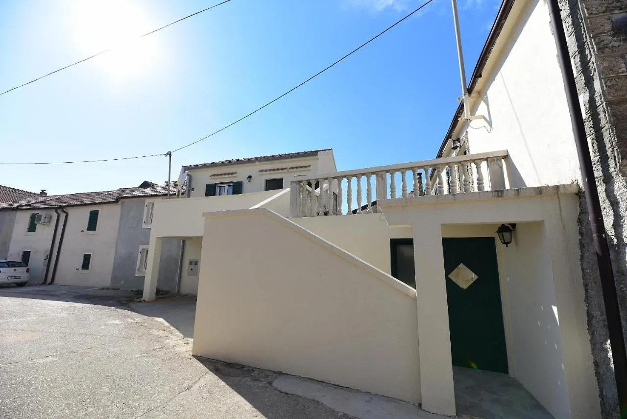 Apartman U Atraktivnoj Kuci U Nizu S Garazom Ljubac  Holiday home Ljubac (Zadar)