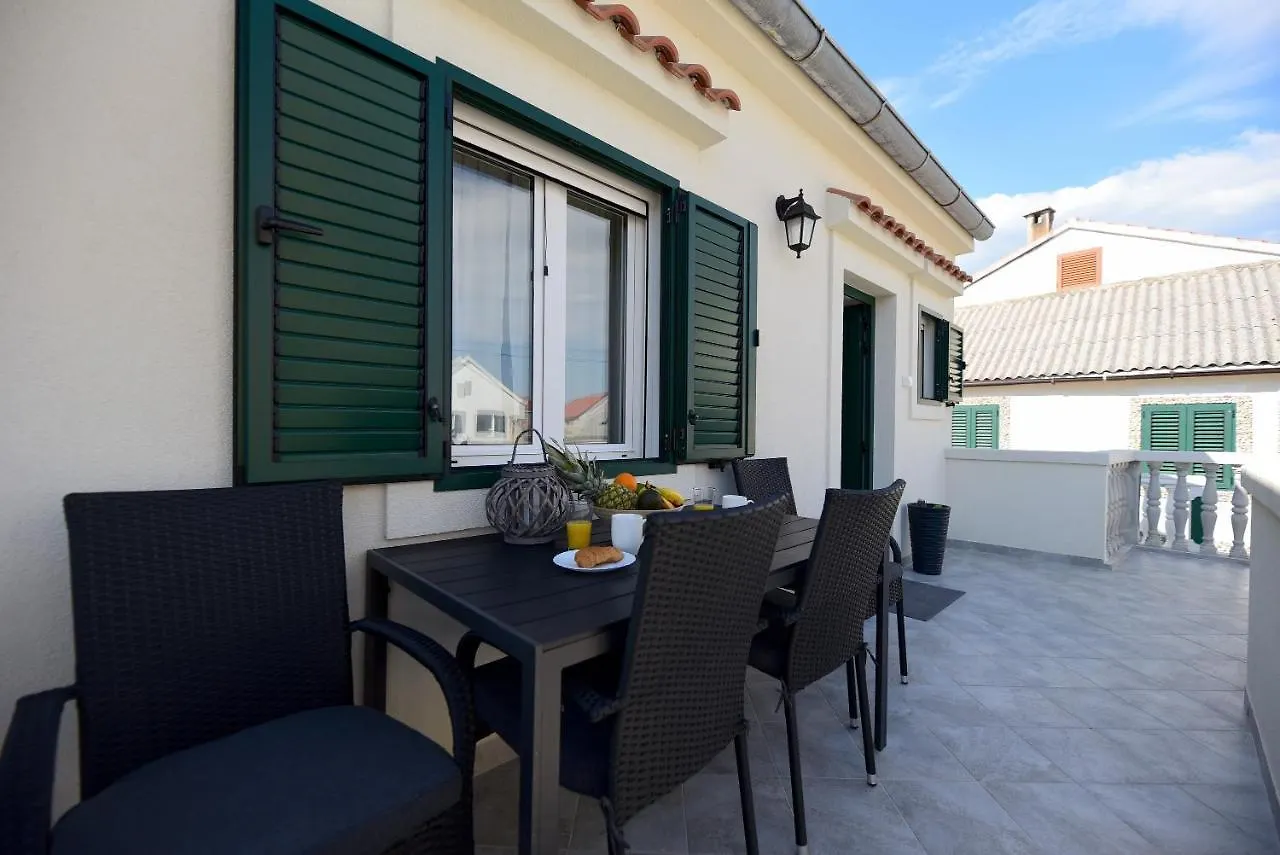 Holiday home Apartman U Atraktivnoj Kuci U Nizu S Garazom Ljubac  Croatia